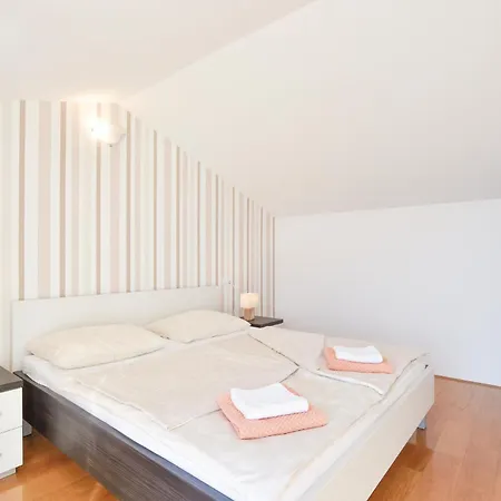 Two-bedroom In Apartamento